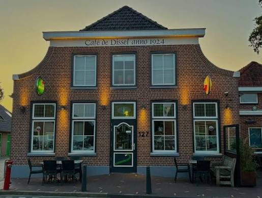 De gevel en ingang van Café De Dissel aan de Gemeenteweg in Staphorst