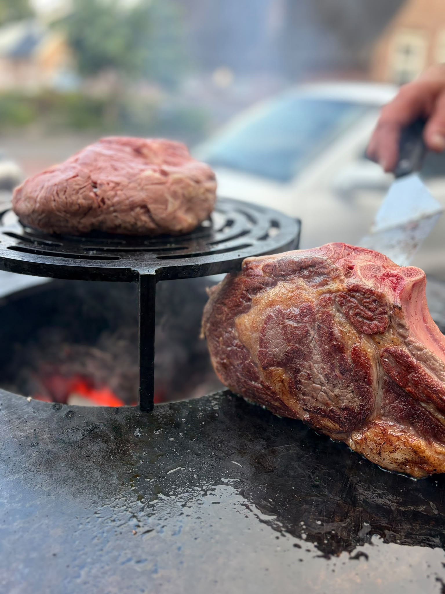 Grote stukken vlees op de houtgestookte barbecue bij Café De Dissel